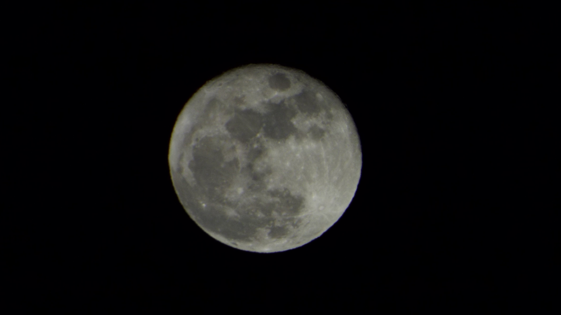 16:9�Ȃ�A�T�O�{�ł����ˁ�